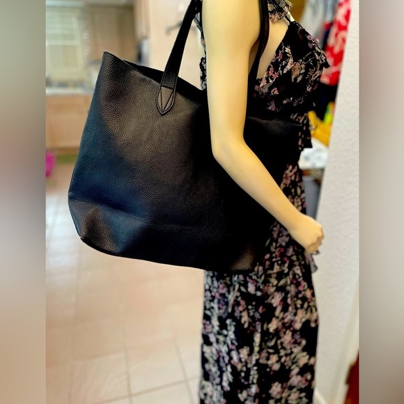 Steve Madden Handbags - STEVE MADDEN BLACK LARGE PEBBLED LEATHER TOTE TWO LARGE OUTTER POCKETS  DETAIL